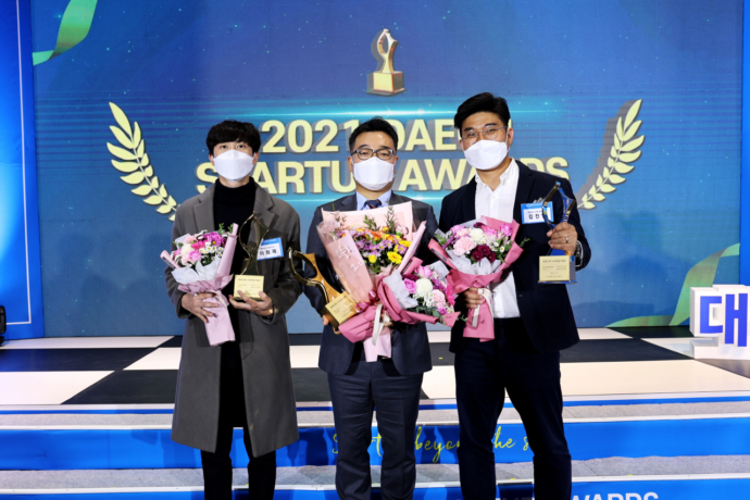 지난 9일 열린 대구 스타트업 어워즈에서 상을 받은 씨위드 이희재 대표(왼쪽부터), DGIST 산학연협력팀 김우현 팀장, 아임시스템 김진영 대표.[디지스트 제공]